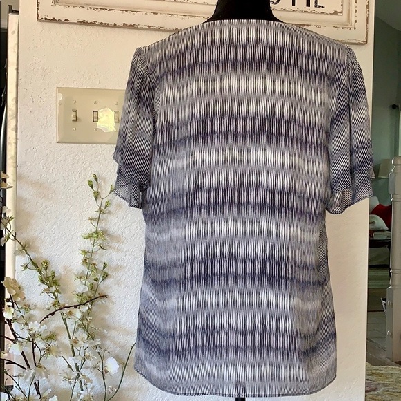 Cute Banana Republic Blouse With Tiered Sleeves - Picture 3 of 7